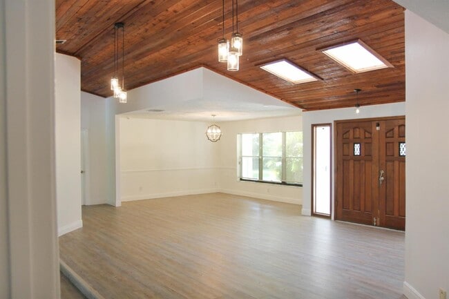Building Photo - 300 NE Town Terrace