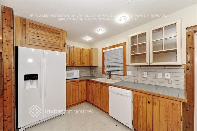 Building Photo - 2719 Linwood Dr