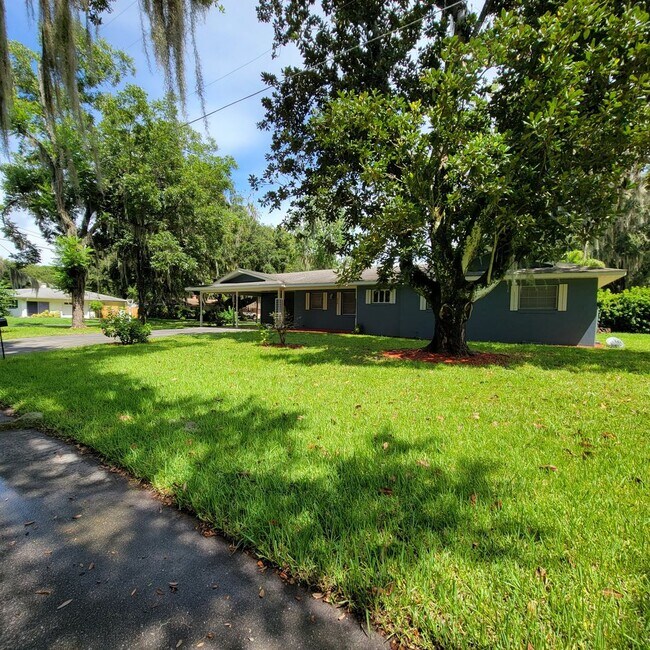 Building Photo - 3 bed, 2 bath 2 car carport