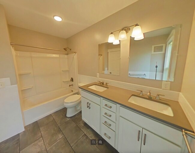 Building Photo - 2453 Neil Ave