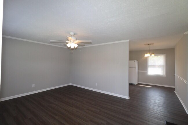 Foto del edificio - 318 Laurel Ln