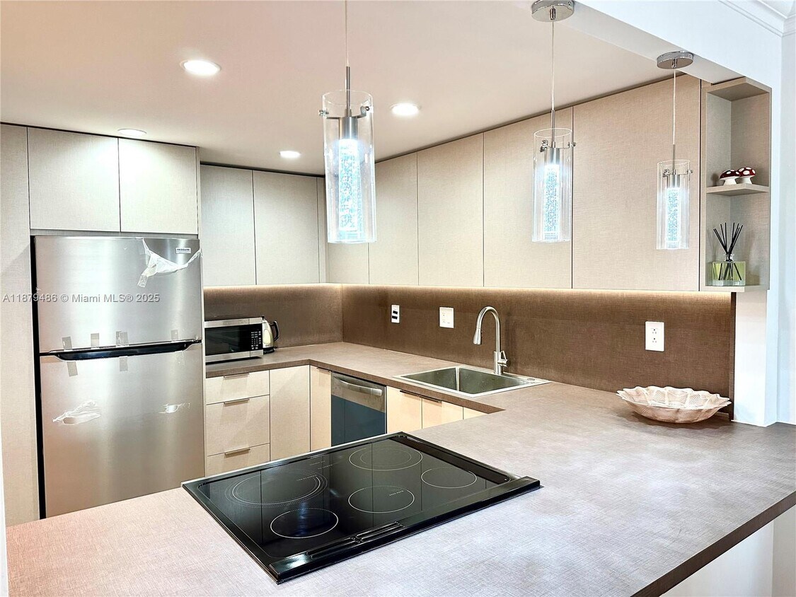 Foto principal - 1849 S Ocean Dr