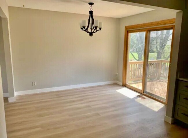 Building Photo - 4BR/4BA Eden Prairie Home In Cul De Sac Available 6/1 !