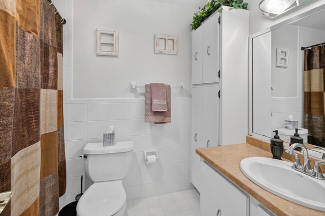 Foto del edificio - 13765 Flora Pl