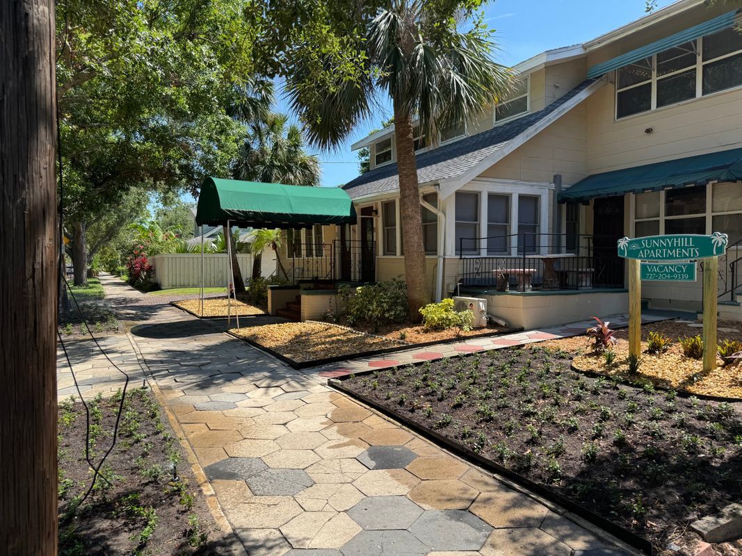 Foto principal - 832 1st St N