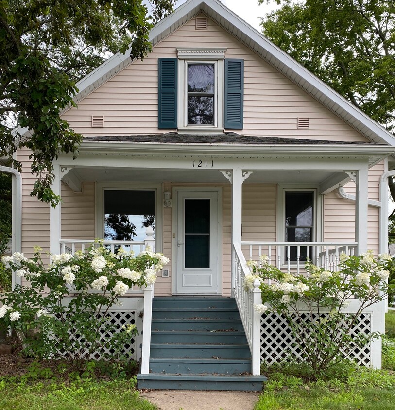 Primary Photo - 1211 Main St