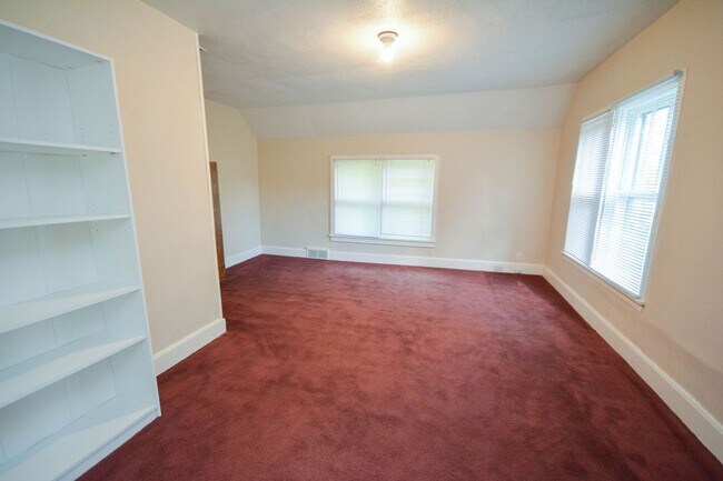 Building Photo - 2020/2022 Eastwood Rd SE