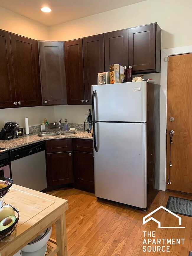 Building Photo - 850 W Fletcher St