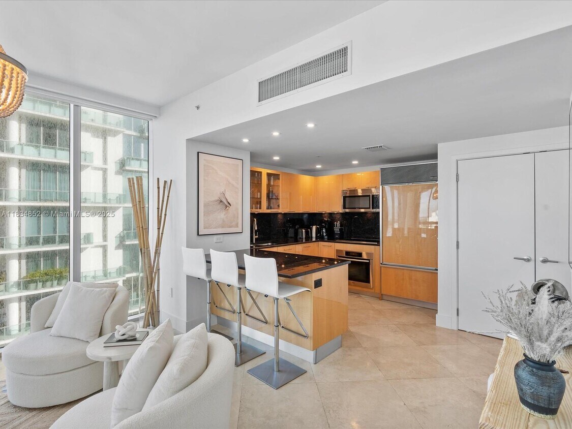 Foto principal - 6899 Collins Ave