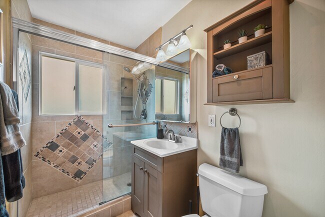 baño remodelado - 966 13th St
