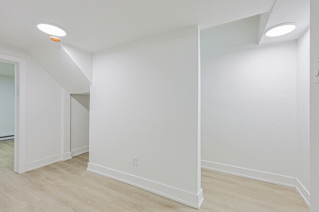 Photo du bâtiment - 100 Liberty St N