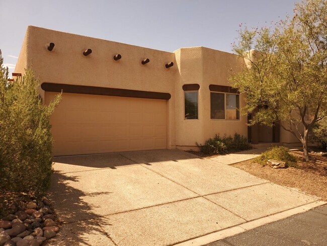 Building Photo - Central Tucson, close to everything, community pool