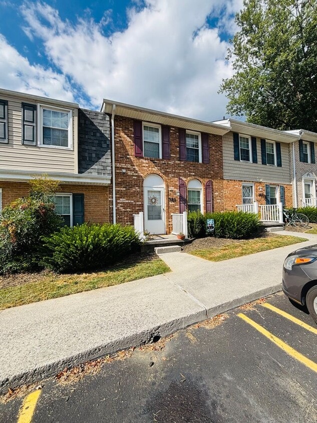 2 Bedroom, 1.5 Bath Townhouse - 2 Bedroom, 1.5 Bath Townhouse