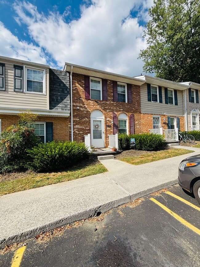 2 Bedroom, 1.5 Bath Townhouse - 2 Bedroom, 1.5 Bath Townhouse
