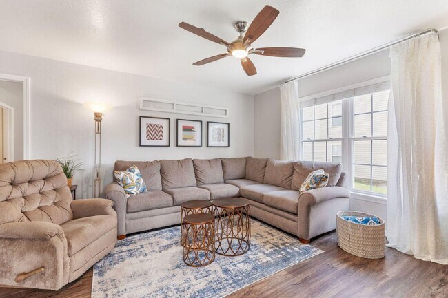 Foto del edificio - Beautifully Furnished with Modern Furnishi...