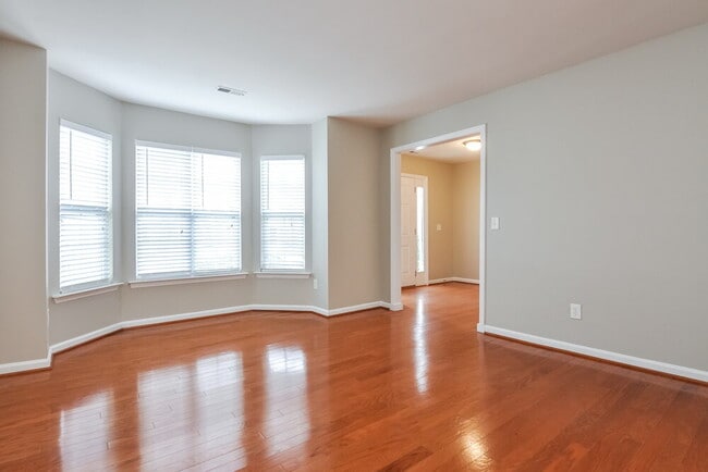 Building Photo - 504 Pyracantha Dr