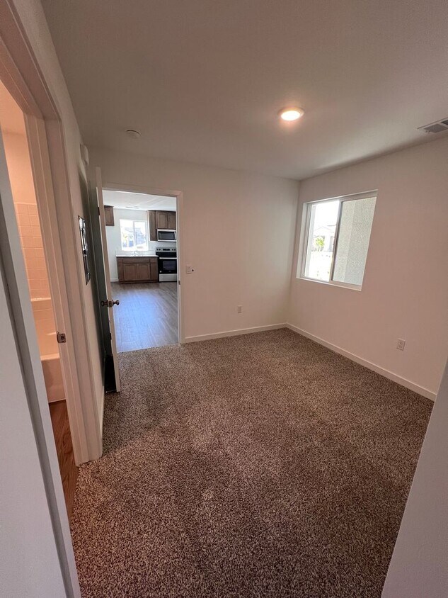 Building Photo - Great 1 bedroom, 1 bath studio centrally l...