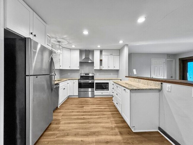 Building Photo - 5495 Piedmont Dr