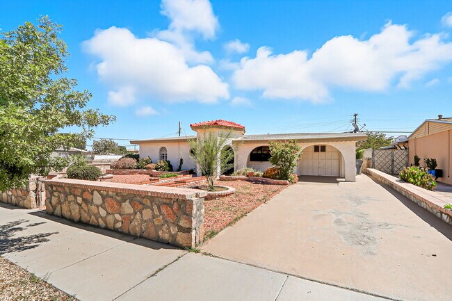 Building Photo - 400 De Vargas Dr