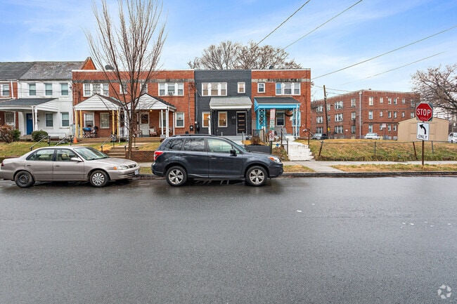 Building Photo - 68 Farragut Pl NW