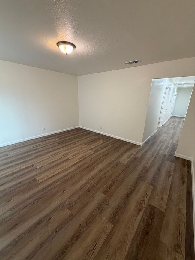 Building Photo - Clovis home for rent.