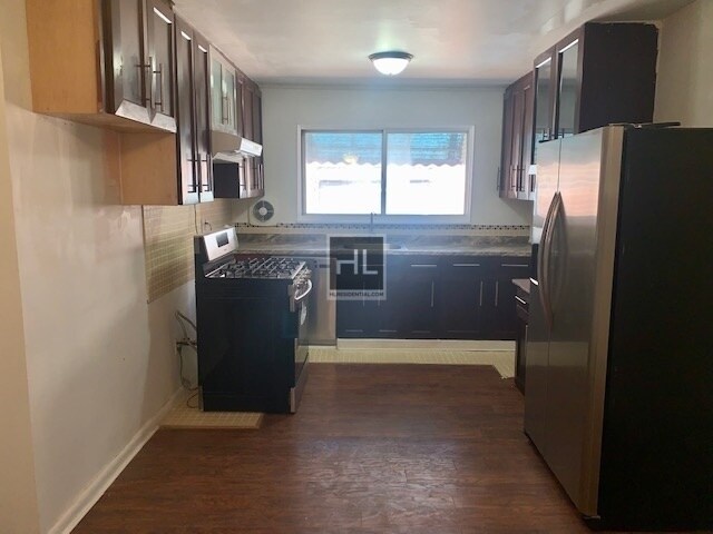 Primary Photo - 2030 E 68 St