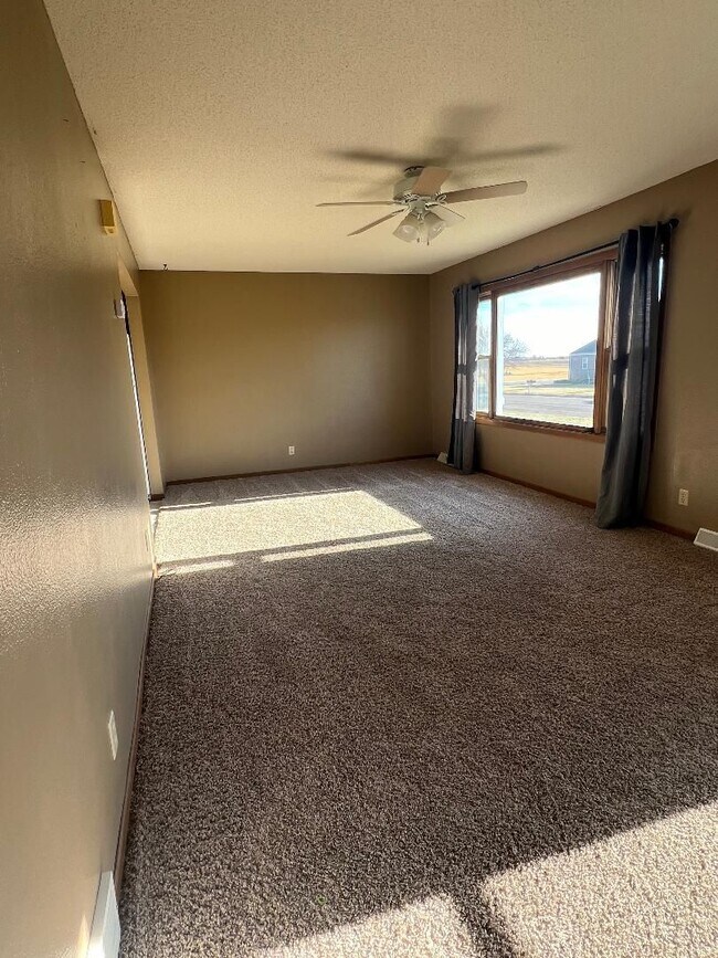 Foto del edificio - Must see 3 bedroom, 2 bath home with bonus office in the basement