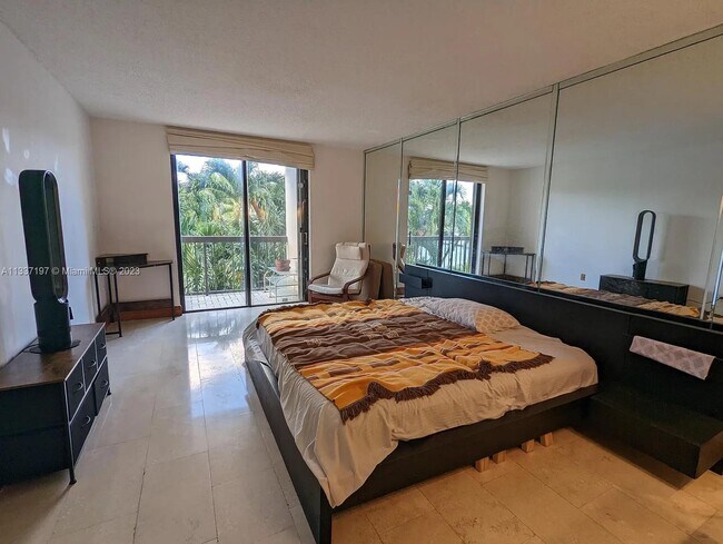 Foto del edificio - 8100 Byron Ave