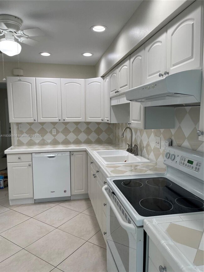 Foto del edificio - 330 NE 42nd Ct