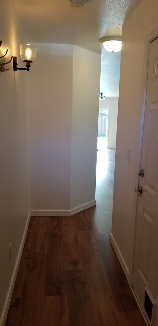 Building Photo - Charming 3 Bedroom North Portland Townhome!