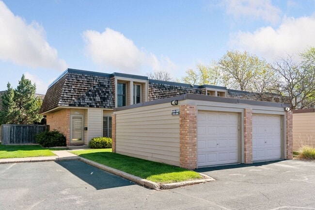 Foto del edificio - Edina Townhome w/ Pool!