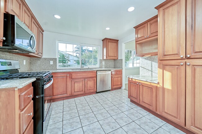 Foto del edificio - 15507 Caulfield Ave