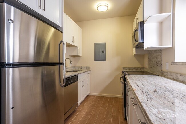 Foto del edificio - Available April 5th!  2 bedroom, 2 bath, 1-parking condo unit at The Cove Waikiki