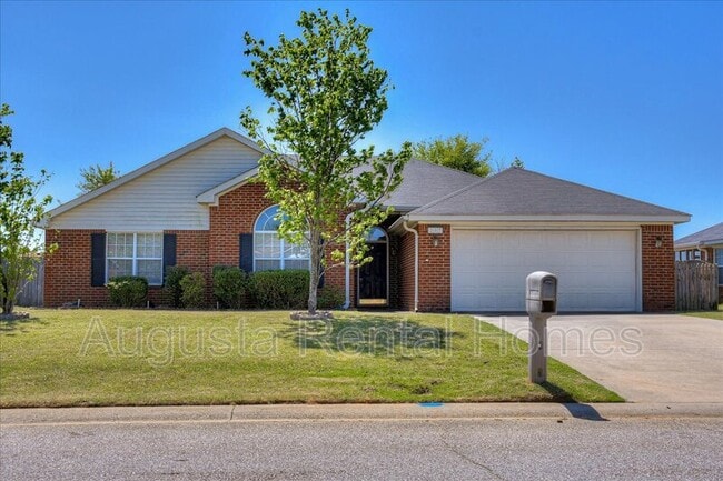 Building Photo - 207 Taylor Cir