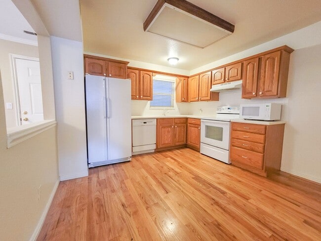 Building Photo - Partially Furnished 2 bedroom, 1 bathroom ...