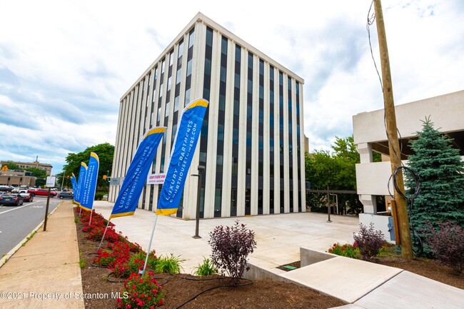 Foto del edificio - 216 N River St