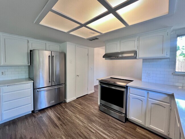 Foto del edificio - $2,495 Shepherd & Maple, 3 Bedroom 3 full ...