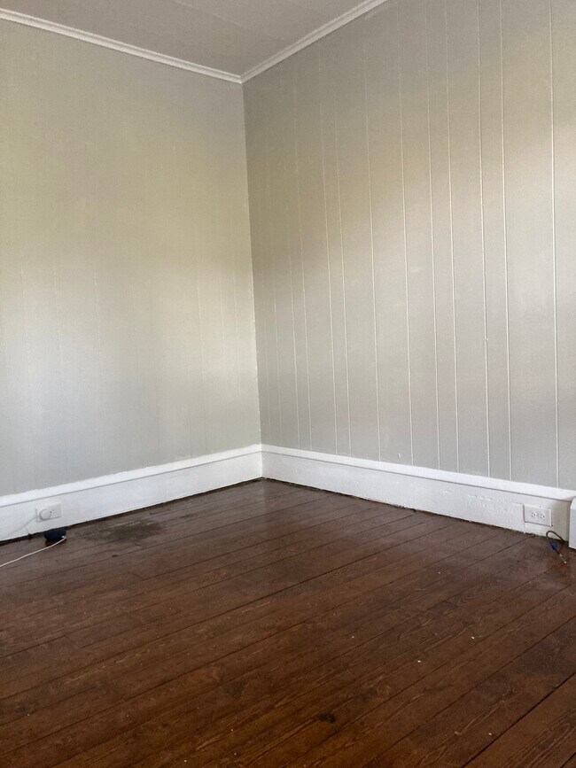 Living Room - 120 W Allen St
