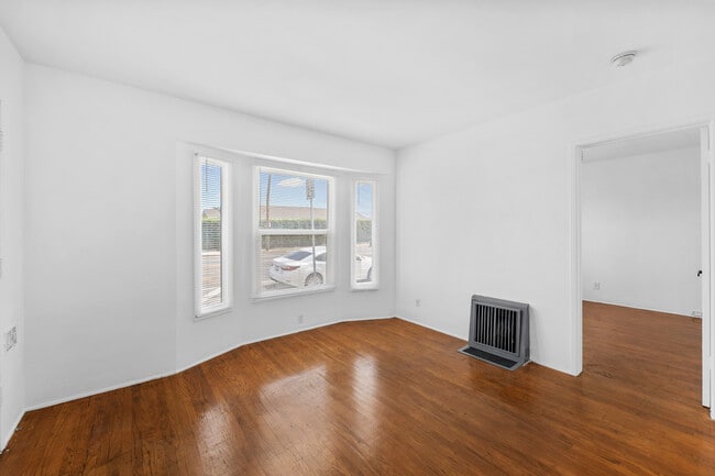 Foto del edificio - 7233 Normandie Ave