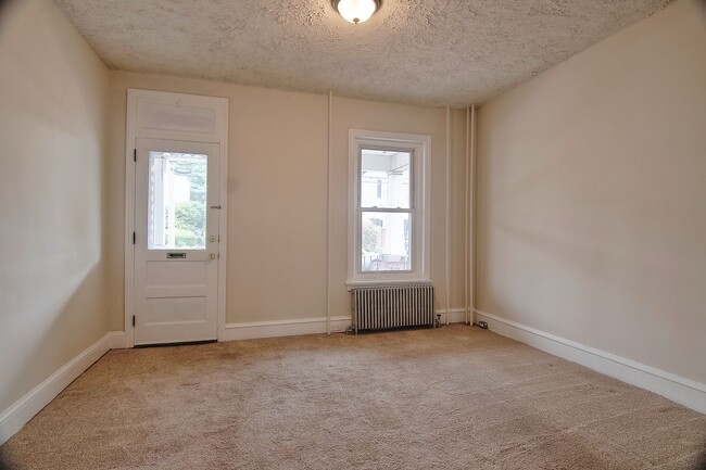 Foto del edificio - Spacious 4/5 Bedroom Home for Rent - Avail...