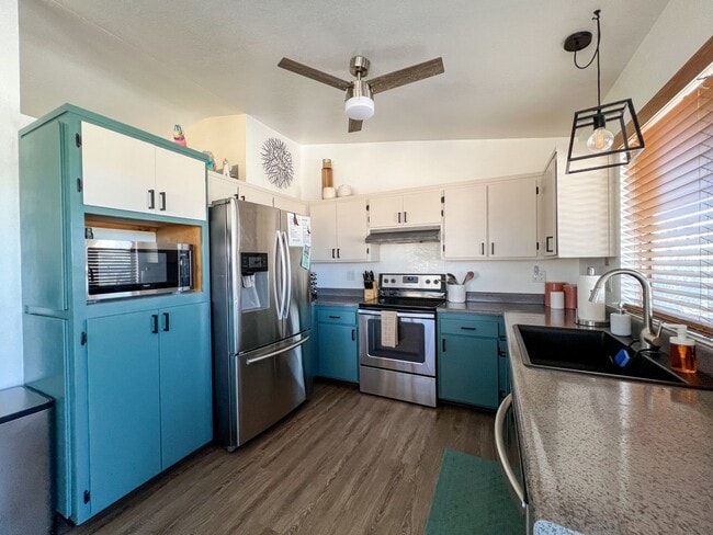 Building Photo - Fully Furnished 4 Bedroom in Sunmore Estat...