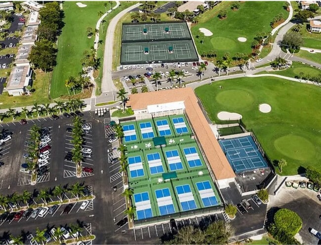 Building Photo - 215 Palm Dr