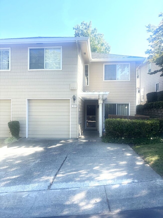 Building Photo - 212 Pebblecreek Ct