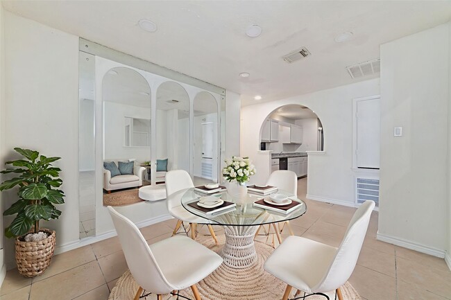 Foto del edificio - 5711 Longforest Dr