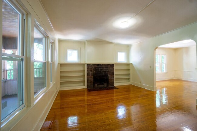 Building Photo - Bright 4 Bedroom Flat With Off Street Park...