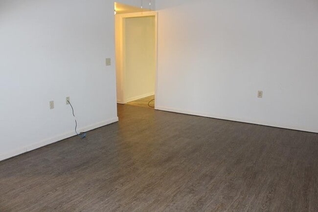 Building Photo - 317 Deer Lake Dr
