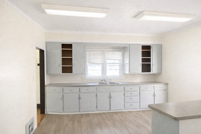 Building Photo - June 1st 2026 MOVE IN- Near St. Thomas - Huge 5 Bedroom with Deck and Garage! Large Bedrooms!