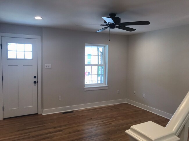 Building Photo - Beautifully renovated townhome in West Che...