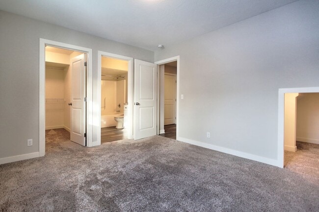 Building Photo - Spacious 2 Bed/2 Bath Condo in Prime Location