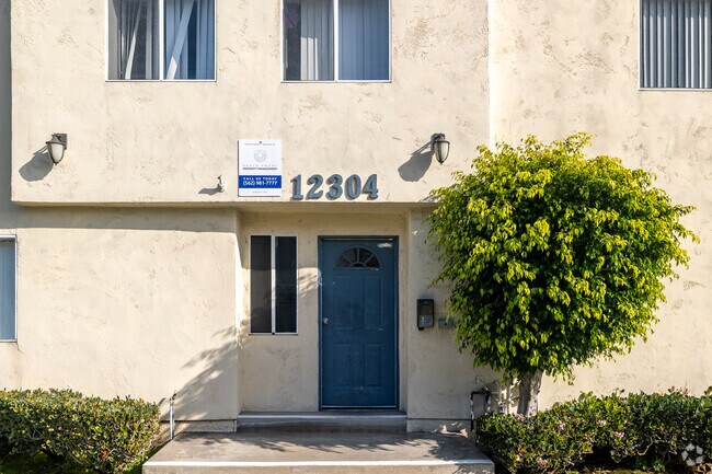 Entrada - 12304 Grevillea Ave.